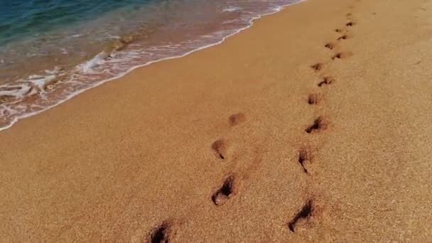 황금빛 조개 해변 과 아세 르 바다 너머의 교통 상황을 공중에서 볼 수있다. 모래사장에 있는 두 사람의 발자국 — 비디오