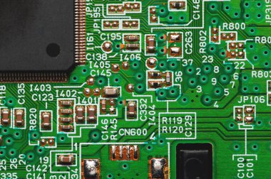 Üzerinde mikroçipler ve işlemci olan radyo parçaları olan bir devre kartının yakın çekimi. Elektronik için arkaplan