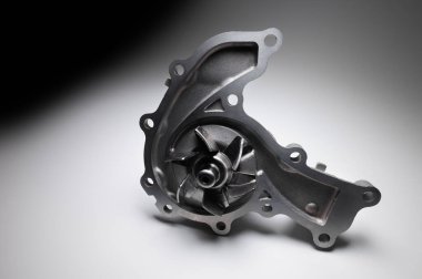 İçten yanmalı motor soğutma sisteminin su pompası. Gri bir gradyanın karşıtlığı
