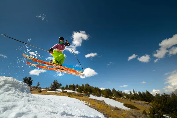 Jeune femme caucasienne sautant d'un tremplin sur skis — Photo