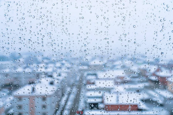 背景に焦点を当てて小さな町の睡眠エリアと雨の天気のガラス上の水滴。秋の寒さの背景 — ストック写真