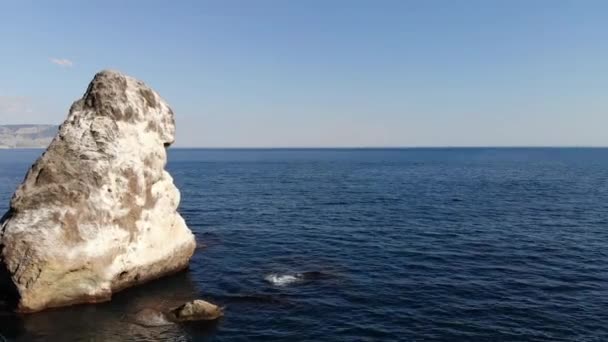 Vista aérea baía do mar ao lado de rochas individuais e alta costa rochosa. Férias mediterrânicas de luxo — Vídeo de Stock