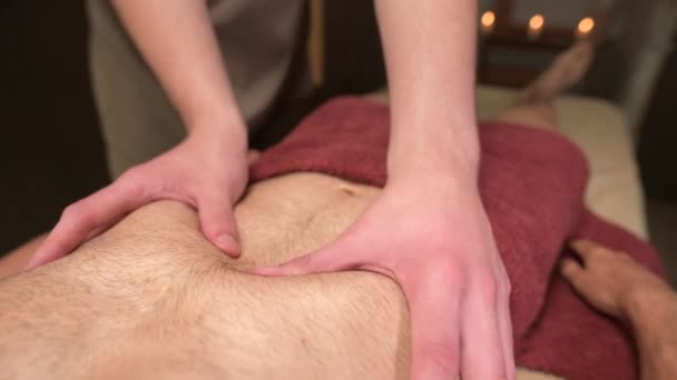 Ein Physiotherapeut Masseur Mann aktiviert eine Zwerchfell-Massage zu einem muskulösen Klienten männlichen Athleten. Nahaufnahme. Kleine Schärfentiefe — Stockvideo