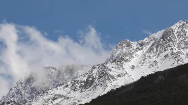 Timelapse de uma altura de 4000 metros de altura rochas cobertas de neve com geleiras e montanhas da principal cordilheira caucasiana — Vídeo de Stock