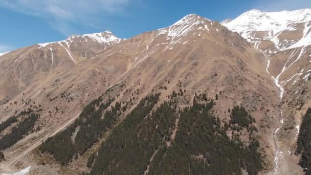 Αεροφωτογραφία του φαραγγιού Irikchat, ανατολική περιοχή Elbrus. Κατεβαίνοντας κίνηση ταψιού — Αρχείο Βίντεο