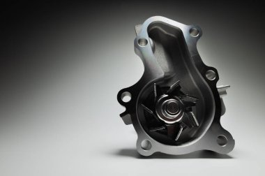 İçten yanmalı motor soğutma sisteminin su pompası. Gri bir gradyanın karşıtlığı