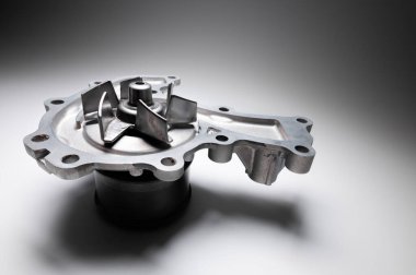 İçten yanmalı motor soğutma sisteminin su pompası. Gri bir gradyanın karşıtlığı