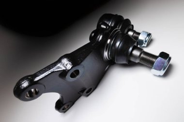 Gri arka planda bir yolcu vagonunun ön süspansiyonunda iki topun birleşimi. Servis ve yeni parçalar