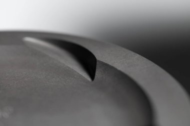 Gri arkaplandaki içten yanmalı motorun yakın çekim pistonu. Motor tamiri için yeni yedek parçalar.