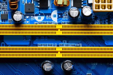 RAM için yuvası olan modern bir bilgisayarın ana kartındaki elektronik parçalar.