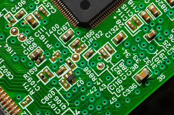 Närbild av ett tryckt kretskort med mikrochips och radiodelar med processor. Bakgrund för elektronik — Stockfoto