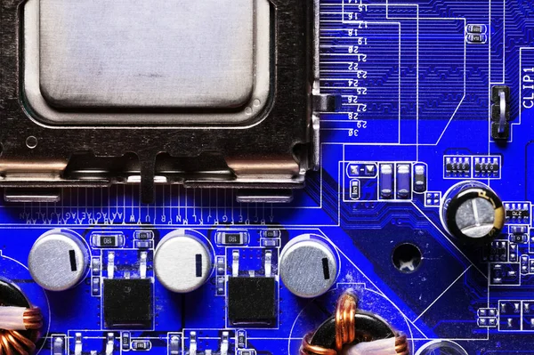 Primer plano de una placa de circuito impreso con microchips y piezas de radio con un procesador. Antecedentes para electrónica —  Fotos de Stock