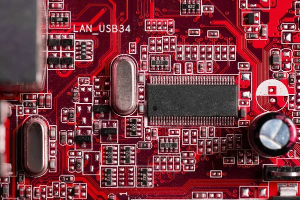 Primer plano de una placa de circuito impreso con microchips y piezas de radio con un procesador. Antecedentes para electrónica —  Fotos de Stock