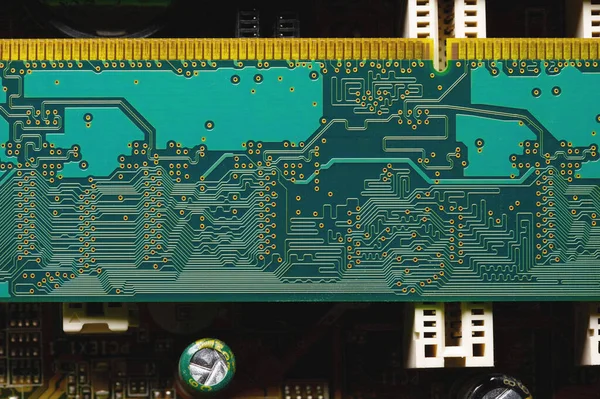 Primer plano de dos tiras de RAM de una PC en la parte posterior de los microcircuitos —  Fotos de Stock