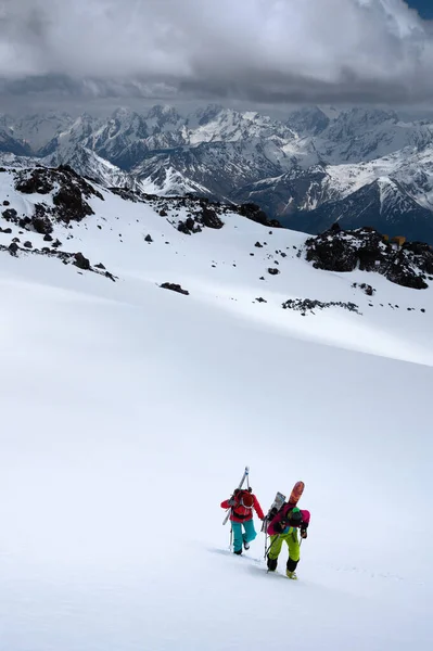 Uma equipe de dois alpinistas com equipamento sobe até a subida — Fotografia de Stock