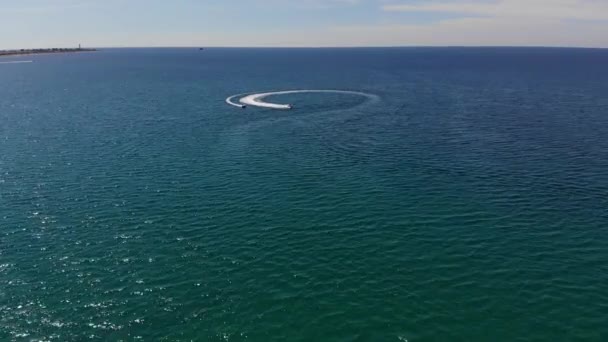 Güneşli bir günde gökyüzü denizinde jet ski ile gezen turistleri çekmek için çekilen hava manzarası. — Stok video