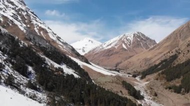 Doğu Elbrus bölgesindeki Irikchat geçidinin havadan görüntüsü. Alçalan yankı hareketi