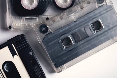 Gri arkaplandaki tek renkli ses kasetleri. Klasik ses arkaplanı