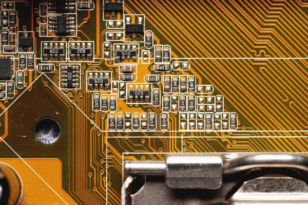 Primer plano de una placa de circuito impreso con microchips y piezas de radio con un procesador. Antecedentes para electrónica —  Fotos de Stock