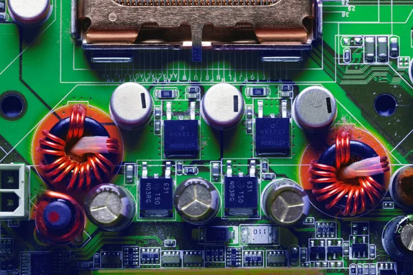 Close-up de uma placa de circuito impresso com microchips e peças de rádio com um processador. Antecedentes da electrónica — Fotografia de Stock