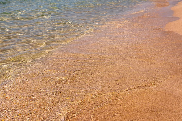 Sonneneinstrahlung auf blauem Wasser am Meer und an einem sonnigen Tag im Sand — Stockfoto