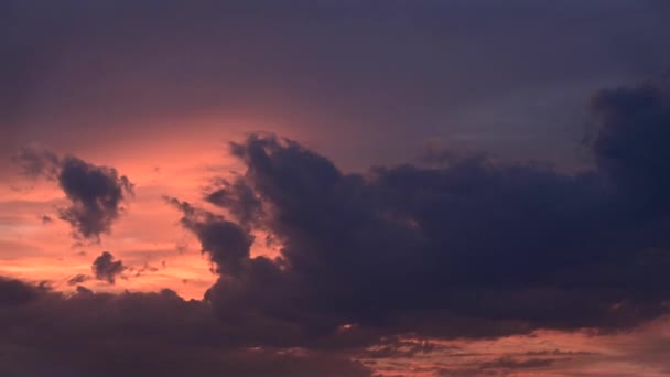 Kırmızı mor turuncu gün batımı bulutu kırmızı mor bulutlu zaman aralığı koyu mor günbatımı bulutlu zaman aralığı gece dramatik günbatımı gökyüzü kırmızı mor bulutlu günbatımı gökyüzü — Stok video