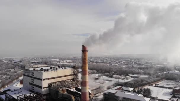 煙の白いパフを持つパイプ。冬の空に白い煙と都市ガスボイラーの家のパイプ。空中近景 — ストック動画