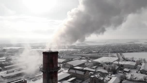 Um cachimbo de fumo branco. Tubos de uma casa de caldeira a gás da cidade com fumaça branca contra o céu de inverno. Vista aérea de close-up — Vídeo de Stock