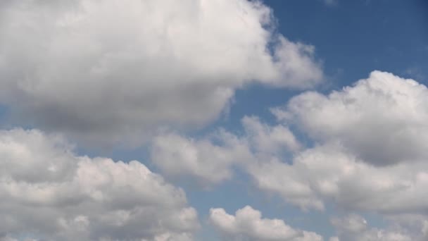 Zeitraffer Himmel flauschig weiße Wolken. Langsam ziehende Wolken auf blauem Hintergrund. Video Hintergrund der Bewegung der Luftmassen über den Himmel. Universelle B-Rolle — Stockvideo