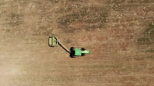 用割草机割草的拖拉机在空旷的田野上的空中景象。全年的实地准备和维护 — 图库视频影像