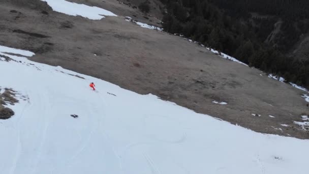 오렌지 색 양복을 입고 공중에서 스키를 타는 사람은 봄에 저녁에 눈 이 거의 내리지 않을 때 키커 점프를 한다. 스키 시즌을 마무리하는 개념 — 비디오