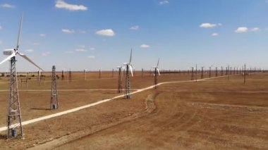 Geniş rüzgar türbinleri. Havadan kumandalı hava aracı dönüyor. Alternatif enerji