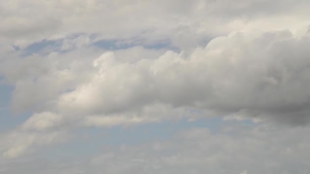 Bygga rörelsemoln. Puffy fluffiga vita moln skytid förfaller. Långsamma moln. B rulla band Molnlandskap tidslinjen grumlig. timelapse natur 4k. bakgrund dyrkan kristna begrepp. — Stockvideo