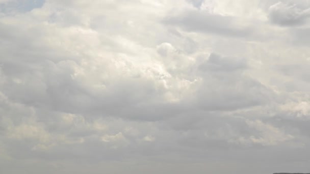 Bygga rörelsemoln. Puffy fluffiga vita moln skytid förfaller. Långsamma moln. B rulla band Molnlandskap tidslinjen grumlig. timelapse natur 4k. bakgrund dyrkan kristna begrepp. — Stockvideo