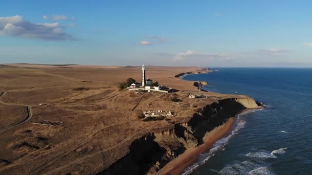 Vue aérienne du phare maritime côtier se dresse sur le bord de mer ou l'océan. Bâtiments historiques à usage spécial — Video
