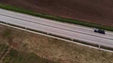 Hareket halindeki birkaç araçla banliyö otomobil pistinin havadan görüntüsü. Kenar mahalle yol altyapısı konsepti. Sıcak bir yaz günü. Yumuşak ışık.
