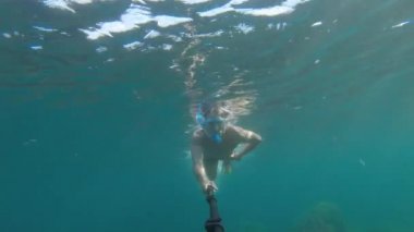 Genç Kafkasyalı su altında kaybolmuş. Pusula kullanarak çıkış yolunu ve hareket yönünü bulmuş.