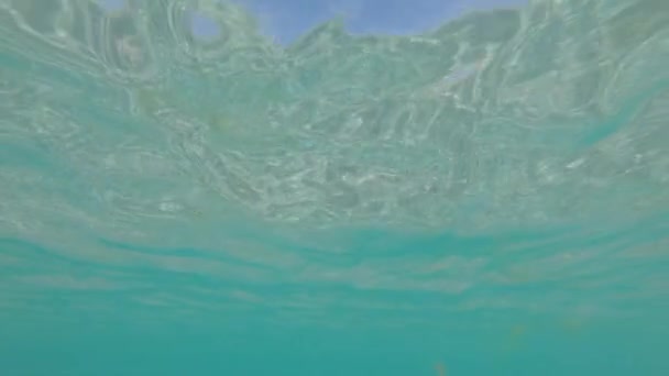 Абстрактный вид на море из-под воды на поверхности волн, сверкающие и сверкающие метели — стоковое видео