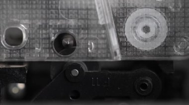 Ses kasetinin yakın çekim elemanı. Makro makarayı ses bandıyla döndürme