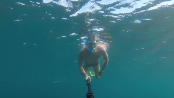 Joven hombre caucásico perdido bajo el agua usando brújula para navegar encontrar la manera de salir y direcciones para moverse — Vídeo de stock