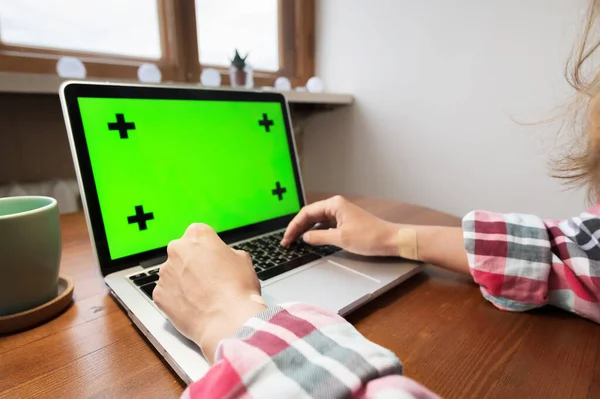 Žena používající notebook se zelenou obrazovkou. Obchodní, komunikační, externí a internetový koncept. Práce na notebooku doma — Stock fotografie