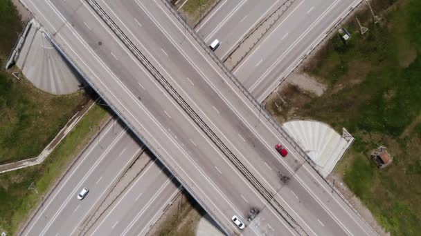 Autobahn mit Verkehr auf dem Land. Vorstädtischer Breitbandausbau mit Autos und Lastwagen. Reisen und Transport. Luftaufnahme Vogelperspektive. Hochwertige 4k-Videos. — Stockvideo