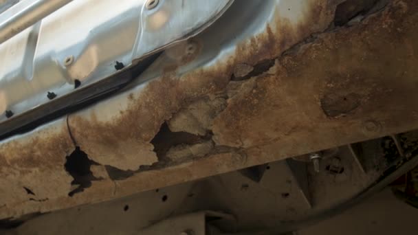 錆と車の体の断片。車の錆びた翼の破片。体の要素が腐食しています。概念:耐食性、ボディ修理、錆。保護. — ストック動画