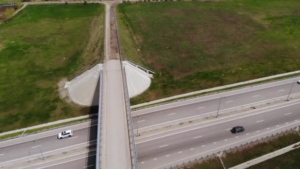 Autopista con tráfico en el campo. Suburban carril de banda ancha con coches y camiones. Viajes y transporte. Vista aérea Vista de los pájaros. Video de alta calidad 4k. — Vídeo de stock