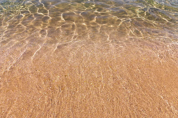 Zonneschijn op blauw water op zee en op een zanderige dag op een zonnige dag — Stockfoto