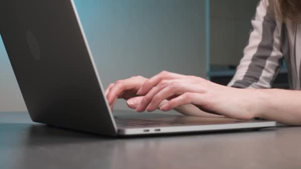 Primer plano de una mujer joven caucásica mano escribiendo texto en el ordenador portátil de casa. Cierre la tapa de la pantalla del portátil después del trabajo — Vídeo de stock