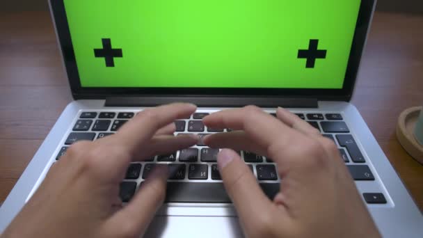 Kvinnliga händer skriva och rulla på en styrplatta i en bärbar dator laptop närbild. Spåra punkter med en vinklad perspektiv stift. Hemmakontor och distansarbete — Stockvideo