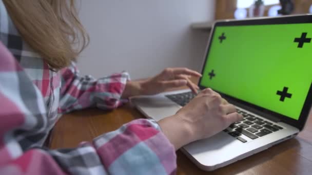 Mulher mãos digitando e rolando em um trackpad em um laptop laptop close-up. Pontos de pista com um pino de perspectiva angular. Home office e trabalho remoto — Vídeo de Stock