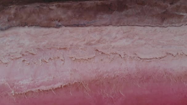 Epic Aerial view Nakloněná střela Pink Salt Lake. Filmová zrna. Večerní snímek — Stock video