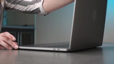 Kafkas kökenli genç bir kadının ev bilgisayarında el yazısı yazması. İşten sonra dizüstü bilgisayarın kapağını kapat